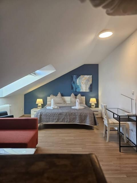 Das Erste Schlafzimmer hat ein Doppelbett (180cmx200cm), ein Sofabett und ein Schreibtisch