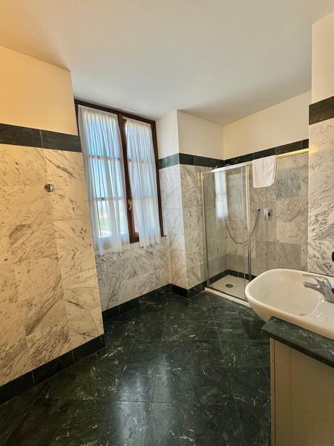 Comfort Quadruple Room | Bathroom | Rainfall showerhead, free toiletries, hair dryer, bidet