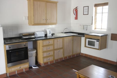 5 Cottage | Private kitchen | Full-size fridge, microwave, oven, stovetop