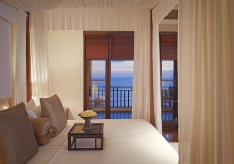 The Petitenget Suite | Premium bedding, free minibar, in-room safe, desk