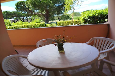 Principina Mare - Bruno Apartment - The table on the covered terrace to enjoy your holidays in the open air