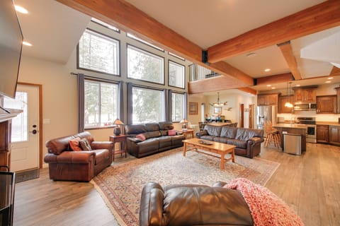 Sagle Vacation Rental | 6BR | 7.5BA | Stairs Required | 4,800 Sq Ft