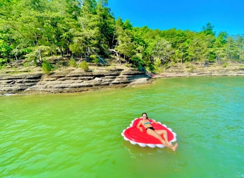 Ranked #8 best lake in the nation. Your float awaits!♥️