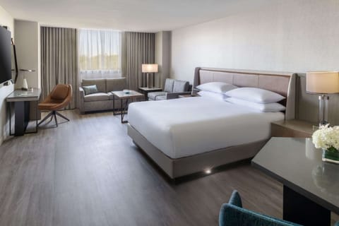 VIP Suite Premier Tower | Premium bedding, in-room safe, desk, laptop workspace