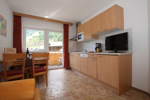 Full-size fridge, microwave, stovetop, dishwasher