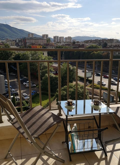 A balcony offering stunning mountain views