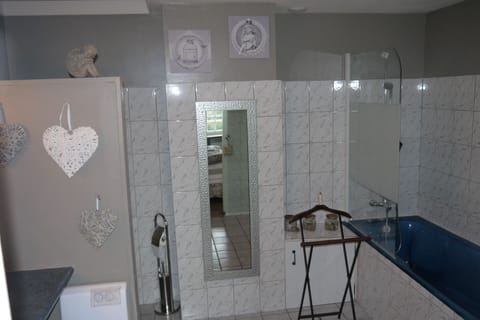 Comfort Double or Twin Room | Bathroom | Free toiletries, hair dryer, towels