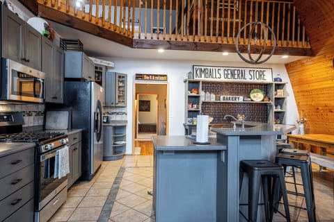 Kitchen w/ plenty of room for weekend snacks!