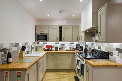 Classic Strathcona Lodge No.9 (Separate Building) | Private kitchen | Espresso maker, coffee/tea maker, electric kettle, cleaning supplies