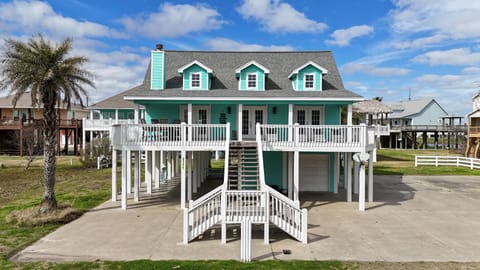 The Sand Castle Beach House - Prime Location!  Located close to the Big Store.