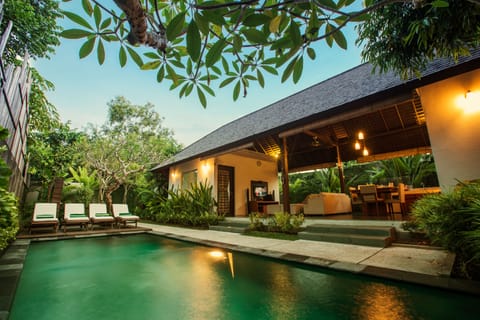 Outdoor pool, pool umbrellas, sun loungers