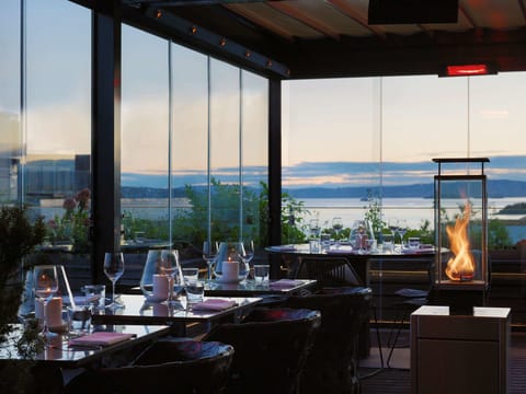 2 restaurants; breakfast, lunch, and dinner served