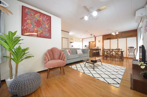 Private Vacation Home | Living area | 42-inch flat-screen TV with digital channels, TV