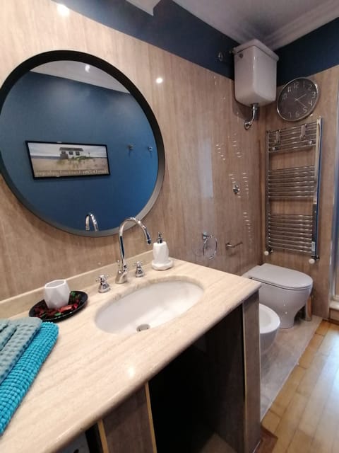 Shower, rainfall showerhead, free toiletries, hair dryer