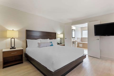 Suite, 1 King Bed, Non Smoking, Jetted Tub | In-room safe, individually decorated, individually furnished, desk