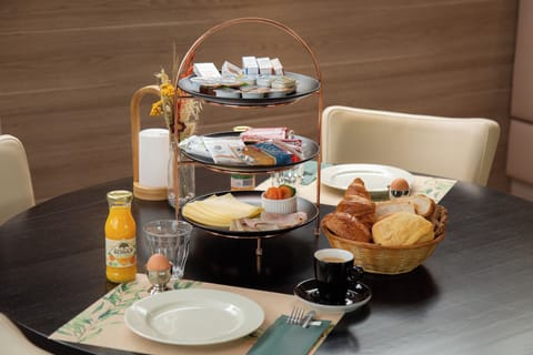 Daily buffet breakfast for a fee