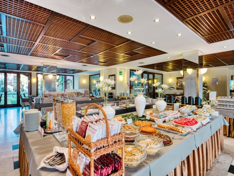 Daily buffet breakfast for a fee