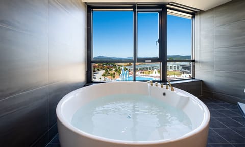 Suite | In-room safe, blackout drapes, soundproofing, free WiFi