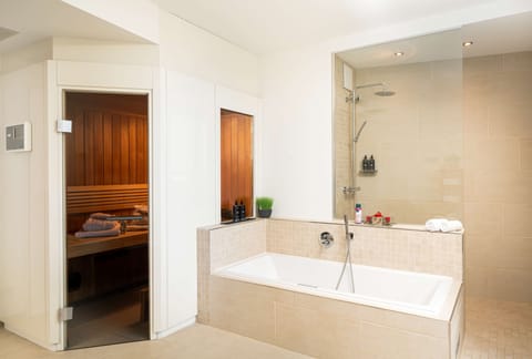 Suite | Bathroom | Combined shower/tub, rainfall showerhead, free toiletries, hair dryer