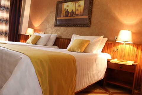 City Twin Room | Desk, laptop workspace, blackout drapes, rollaway beds (surcharge)
