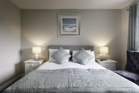 Double Room, 1 Double Bed | Iron/ironing board, bed sheets