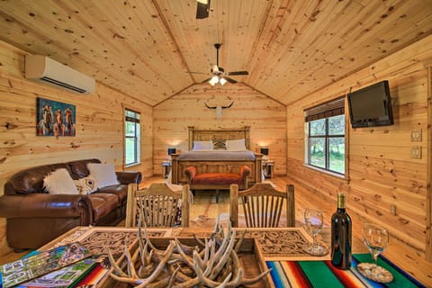 Fredericksburg Vacation Rental | Studio | 1BA | 580 Sq Ft | Stairs Required