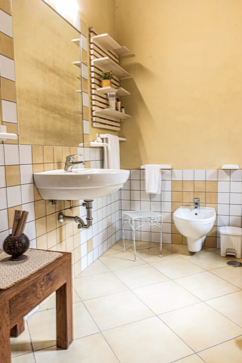 Standard Double Room, Garden View | Bathroom | Shower, towels