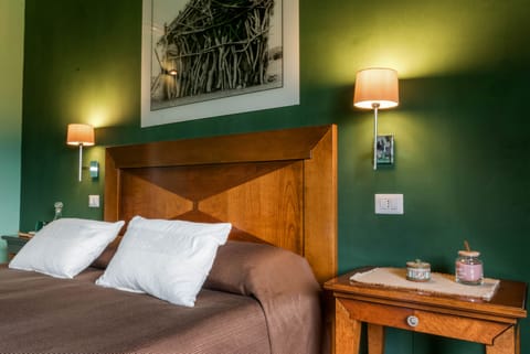 Standard Double Room, Garden View | Desk, free WiFi