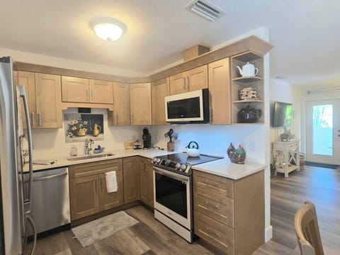 Comfort Villa, 1 King Bed with Sofa bed | Private kitchen | Fridge, microwave, coffee/tea maker, electric kettle