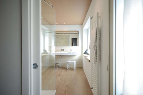 Superior Room, 1 Queen Bed | Bathroom | Free toiletries, hair dryer, slippers, bidet