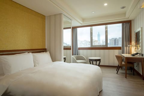 Elite Double Room | Minibar, desk, blackout drapes, soundproofing