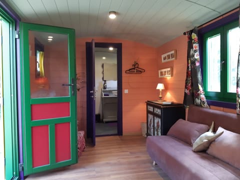 Chambre 05 Marius La Roulotte | Premium bedding, individually decorated, free WiFi, bed sheets