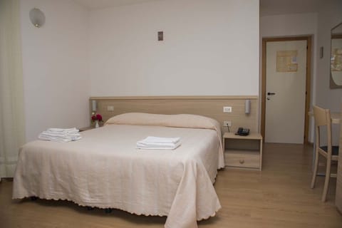 Hypo-allergenic bedding, free WiFi, bed sheets