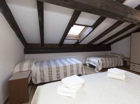 Hypo-allergenic bedding, free WiFi, bed sheets