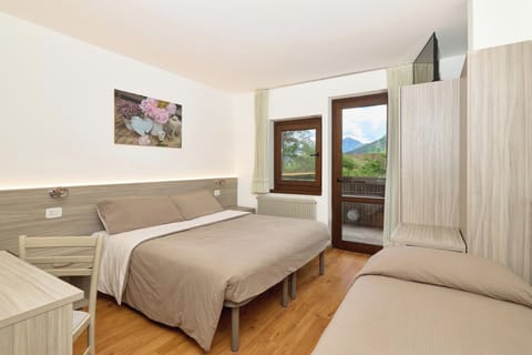 Classic Triple Room | Hypo-allergenic bedding available, WiFi (free), bed sheets