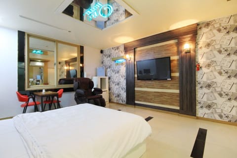Deluxe Room (+ Massage Chair) | Individually decorated, individually furnished, free WiFi, bed sheets