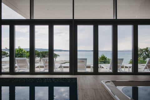 Indoor pool, sun loungers