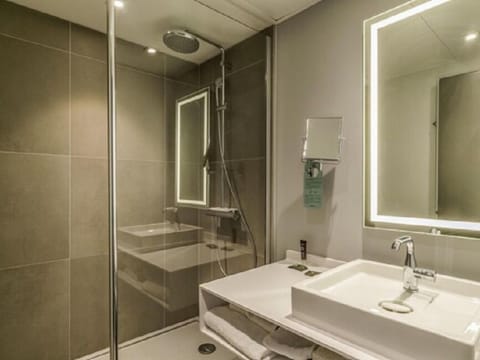 Executive Room, 1 Double Bed with Sofa bed, Lake View | In-room safe, desk, laptop workspace, blackout drapes