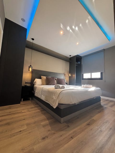 Premium Suite | Premium bedding, memory foam beds, free WiFi, bed sheets