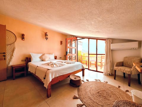 Double Room, Sea View, Sea Facing | Hypo-allergenic bedding, minibar, individually decorated, desk