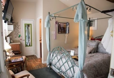 Room (Nancee Gee) | Premium bedding, pillowtop beds, individually furnished, desk