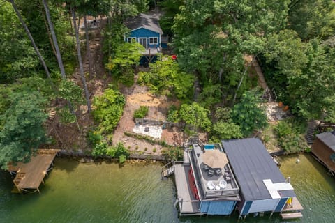 Welcome to Max's Blue Lakeside Cottage