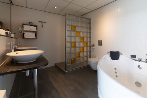 Apartment | Bathroom | Combined shower/tub, eco-friendly toiletries, hair dryer, towels