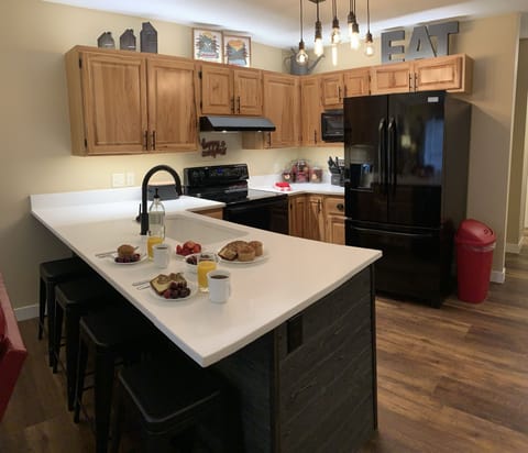 Full-sized kitchen with all appliances and under cabinet lighting on dimmer