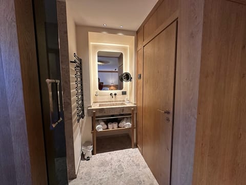 Superior Studio Suite, Mountain View | Bathroom | Free toiletries, hair dryer, bidet, towels