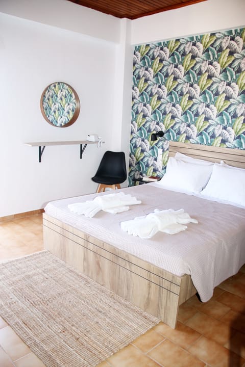 Double Room, Garden View | In-room safe, iron/ironing board, free WiFi, bed sheets