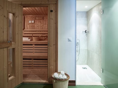 Premium Unique Suite | Bathroom | Free toiletries, hair dryer, bathrobes, slippers