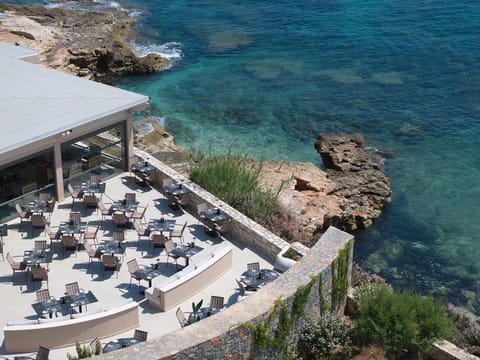 7 restaurants, breakfast, lunch, dinner served; international cuisine