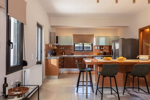 A breakfast counter for 4 can be found on the kitchen!