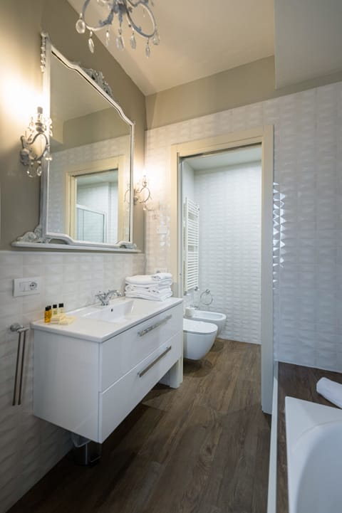 Deluxe Suite, Balcony | Bathroom | Free toiletries, hair dryer, bidet, towels